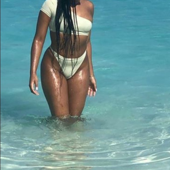 Swimsuit top💚 - Picture 2 of 2